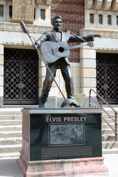 Elvis Prsley stature in frornt of the auditorium in Shreveport Boisser City, Louisiana