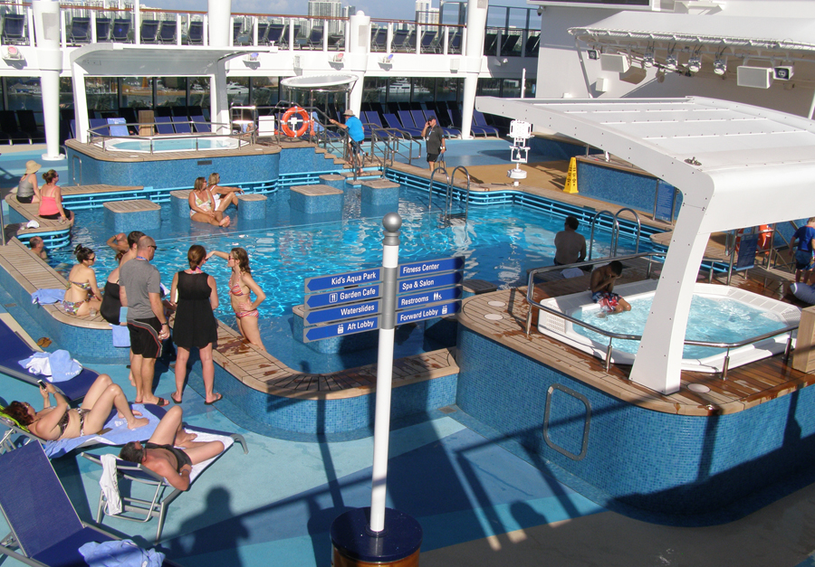 The pool on Norwegian Escape