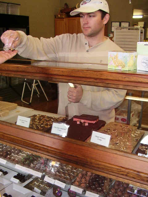 Patrick Halligood hands out a sample of chocolate at Antique Sweets.JPG (135345 bytes)