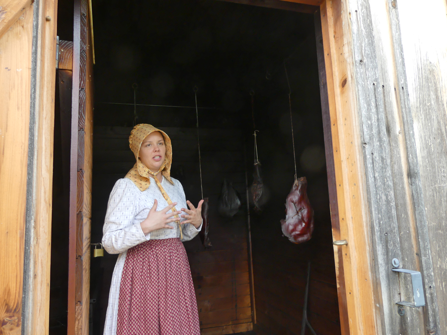 docent shows off smoked meat at Nash Farm