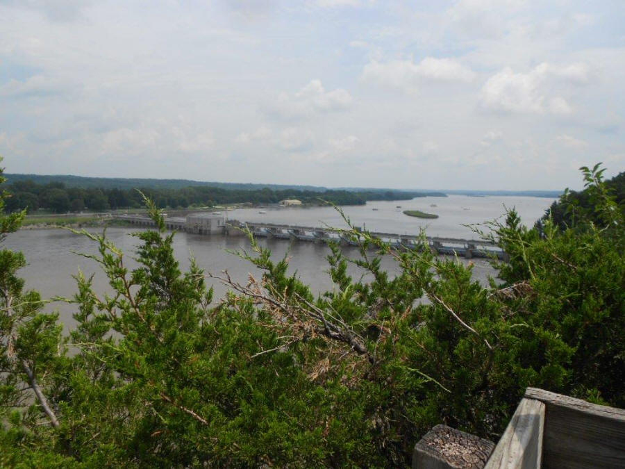 view of Illinois River from atop Starved Rock.