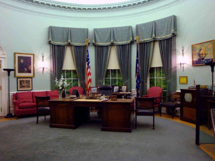 Oval Office Truman.jpg (406833 bytes)