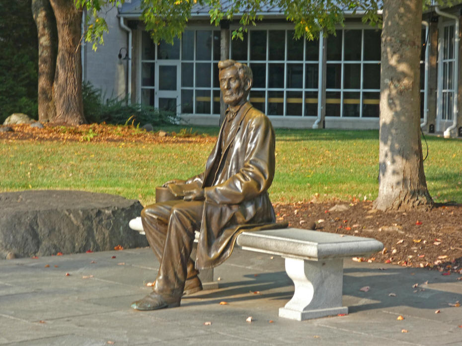 statue of Linclln outside Gettysburg national battlefield park