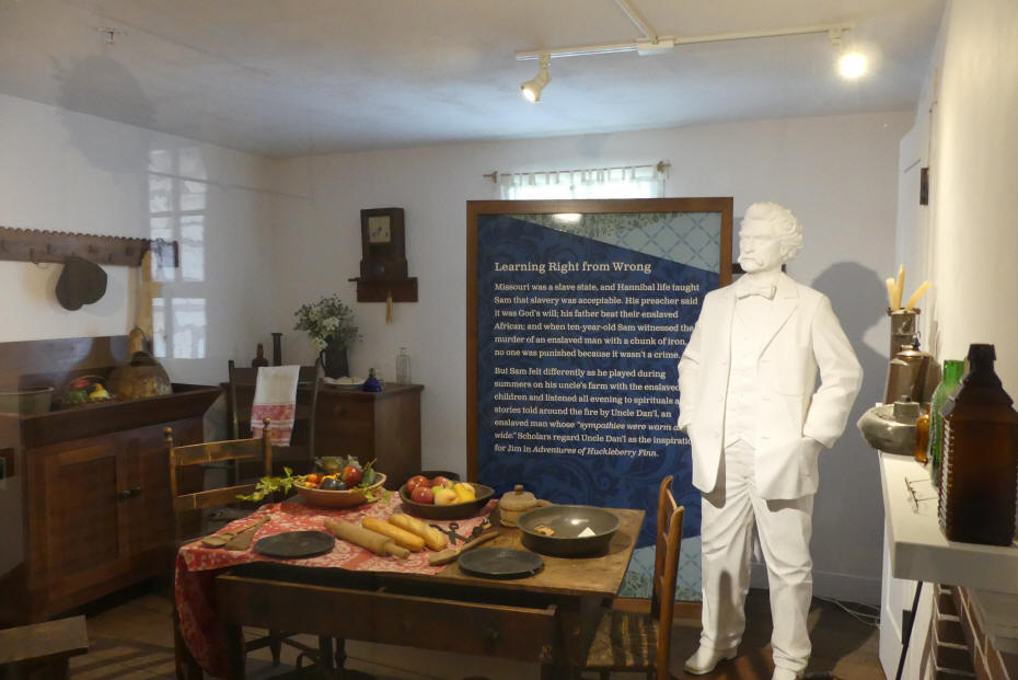 statue of MarkTwin by table