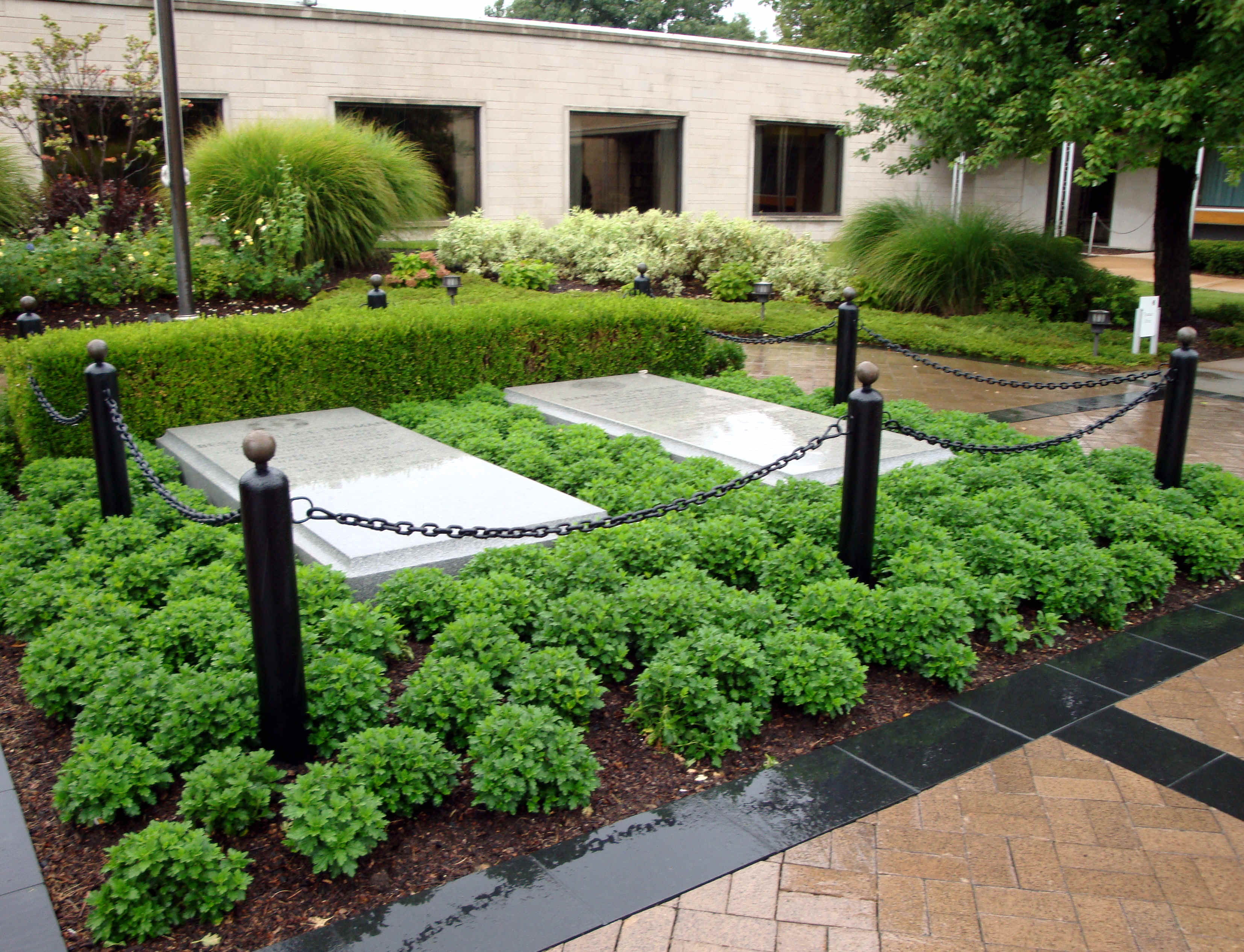 Trumansgrave.jpg (6635360 bytes)