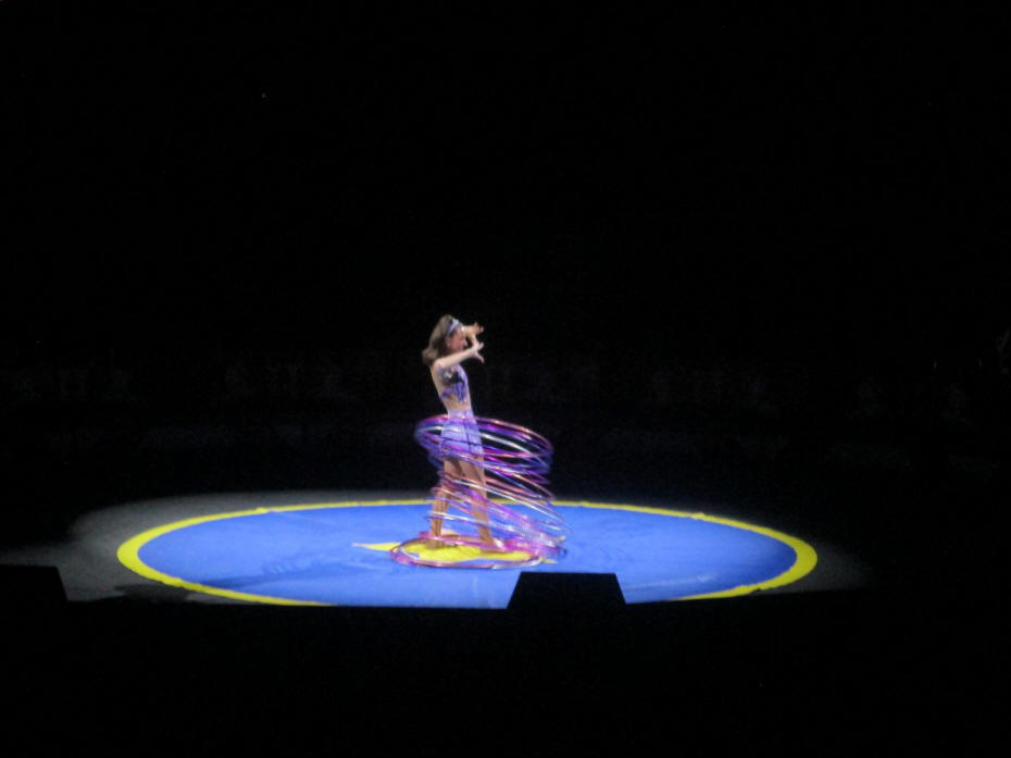 preformer wiht hoops twirling around her
