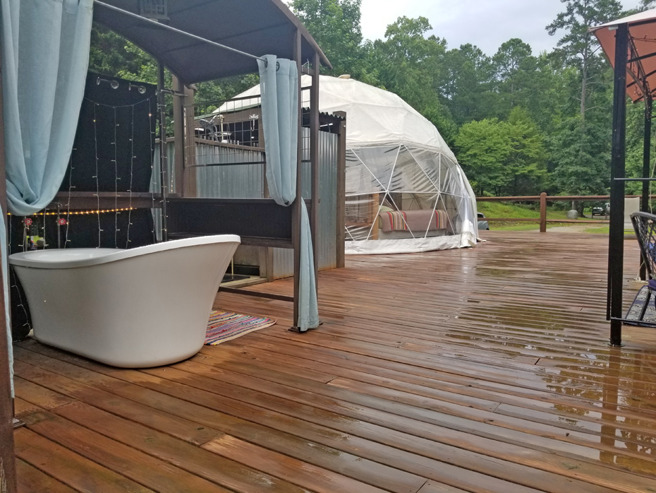 view of dome with soaking tub