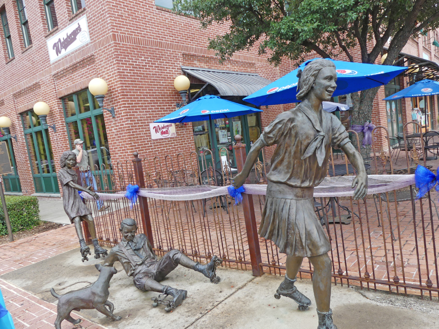 Public art, Sunday Skaters at Grapevine