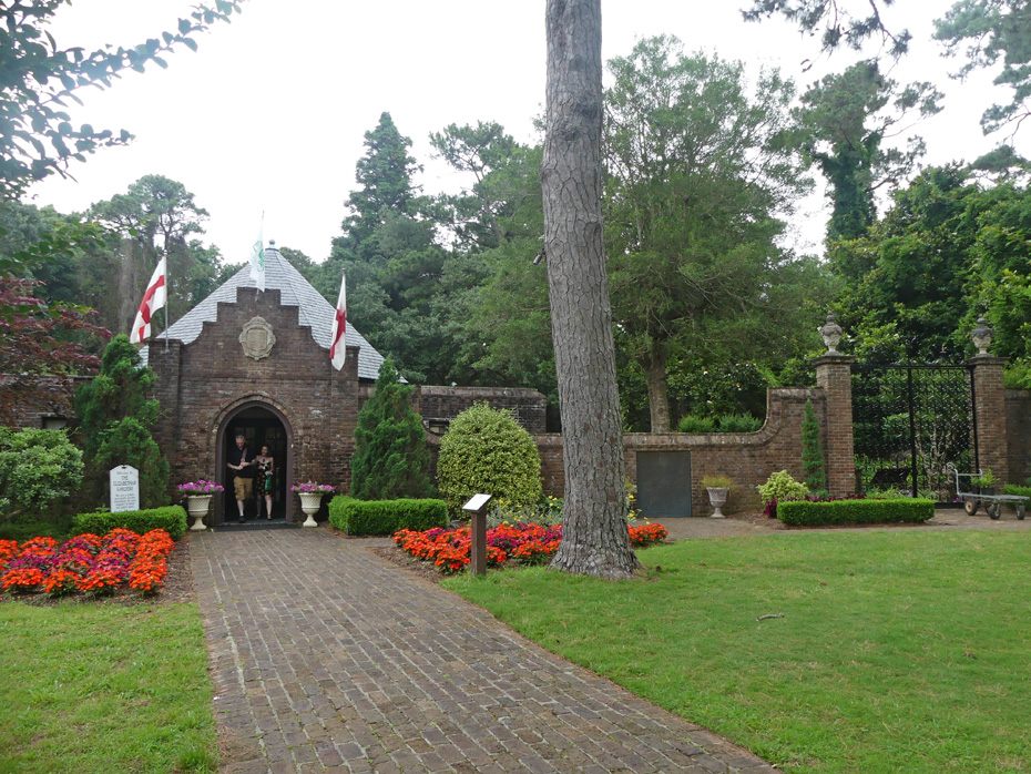 Elizabethan Gardens entrance