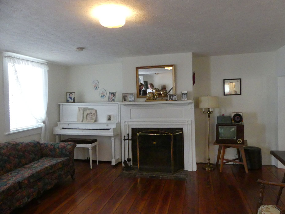 Living room patsy cline house in winchester, VA