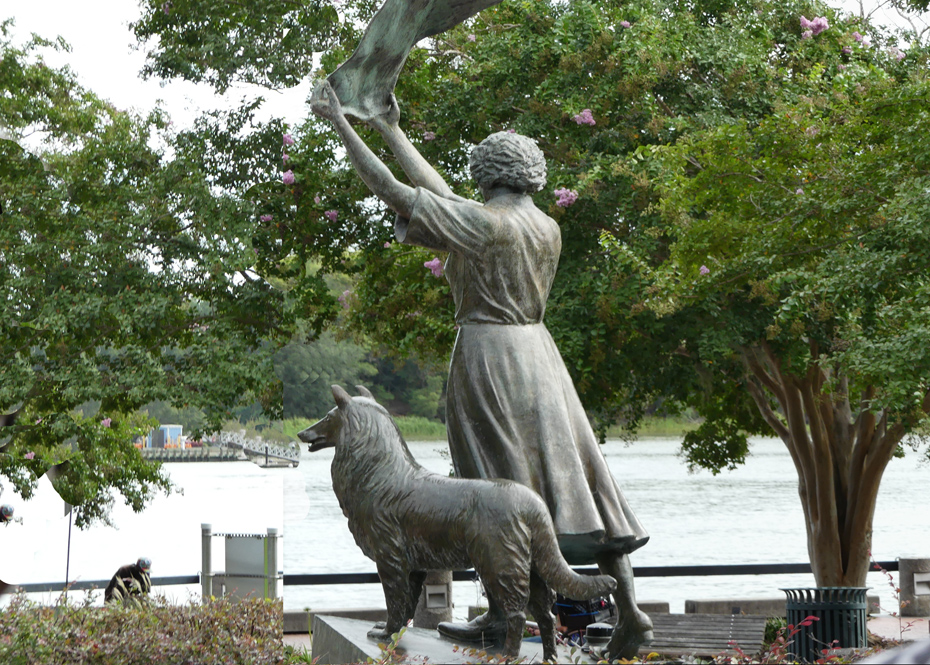 waving girl stature in Savannah