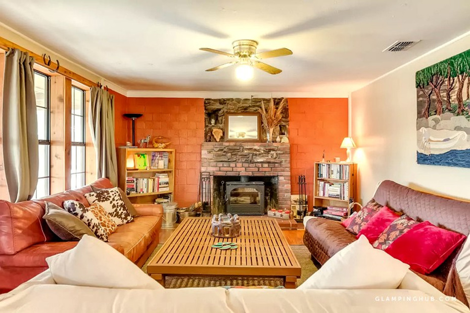 beautifully furnished family room wiht fireplace